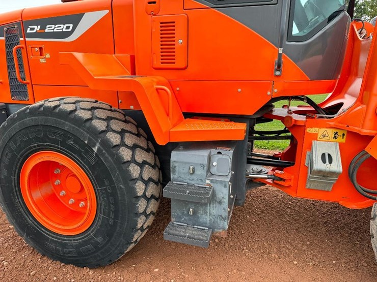 2017-doosan-dl250-5-image-11