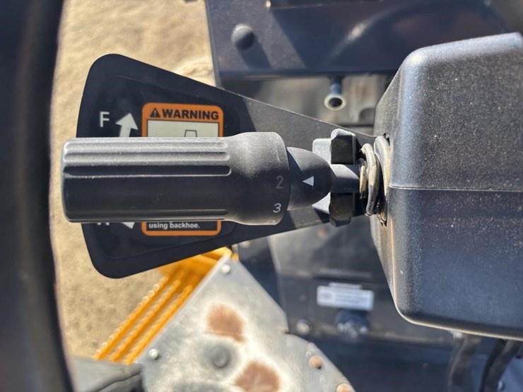 2021-deere-210l-image-35