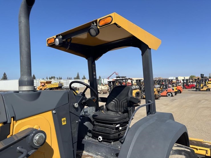 2021-deere-210l-image-32