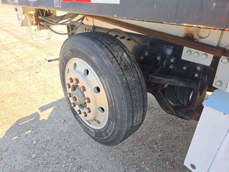 2006-peterbilt-335-image-38