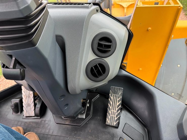 2021-deere-544p-image-53