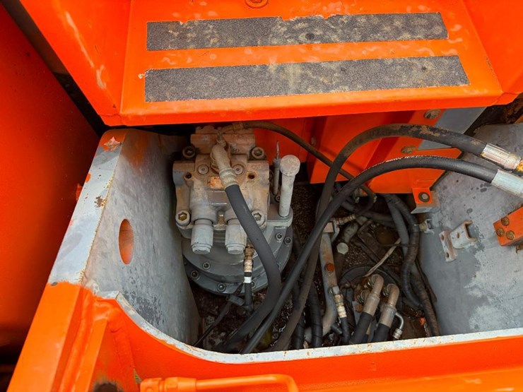 hitachi-zx225us-lc-image-39