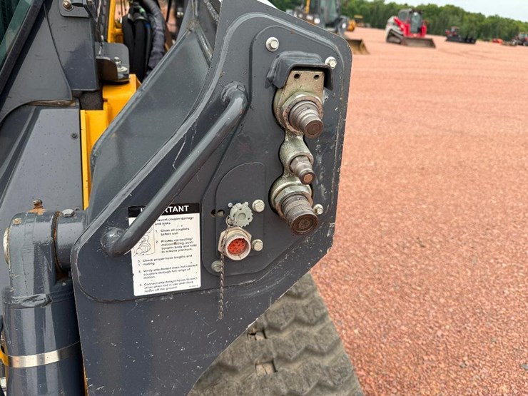 2022-deere-333g-image-17