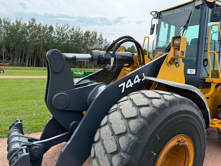 2005-deere-744j-image-25