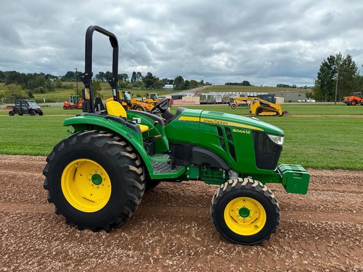 john-deere-4044m-image-3