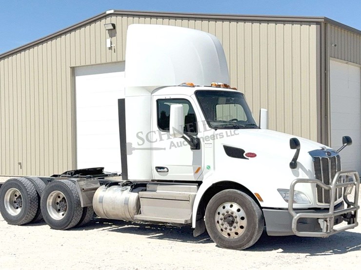 2020-peterbilt-579-image-1