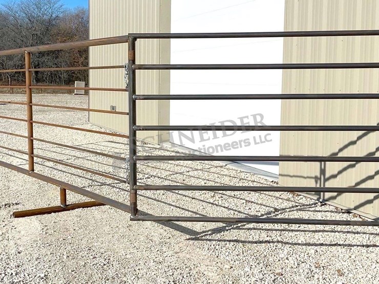 unused-24'-freestanding-corral-panel-w/-8'-gate-on-1-end-image-6
