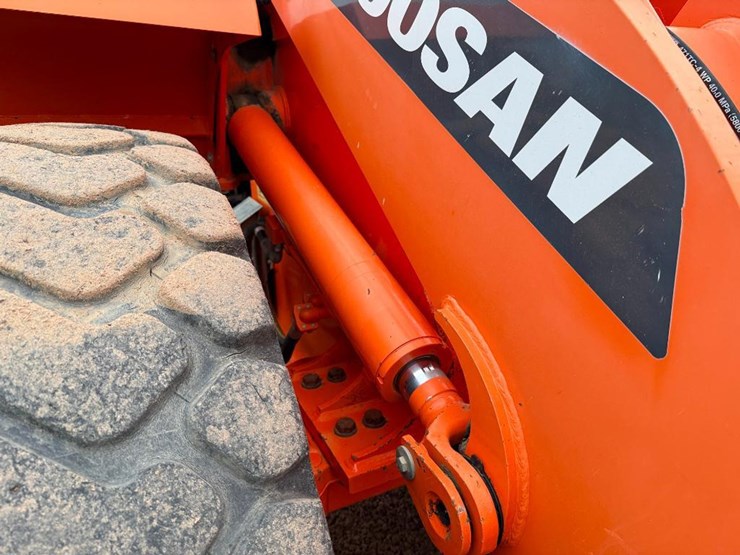 2017-doosan-dl250-5-image-37