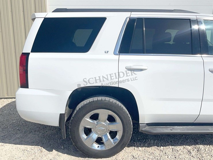 2016-chevrolet-tahoe-lt-image-16