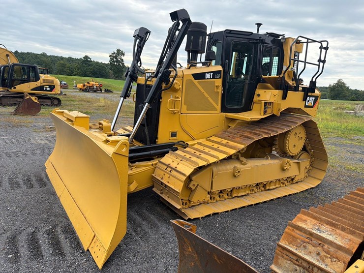 caterpillar-d6t-lgp-image-1