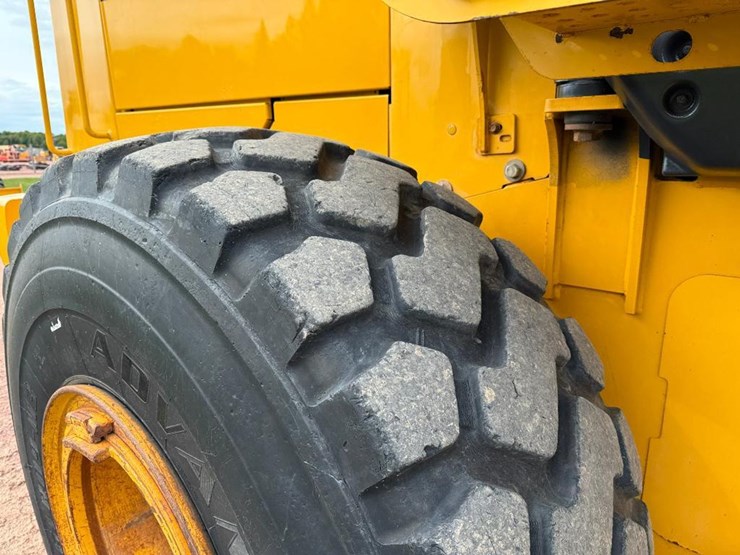 2005-deere-744j-image-10