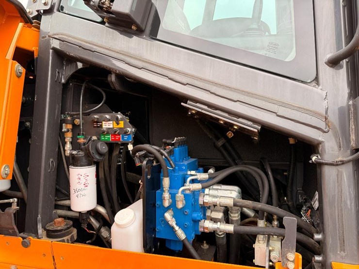 2014-case-2050m-xlt-image-46