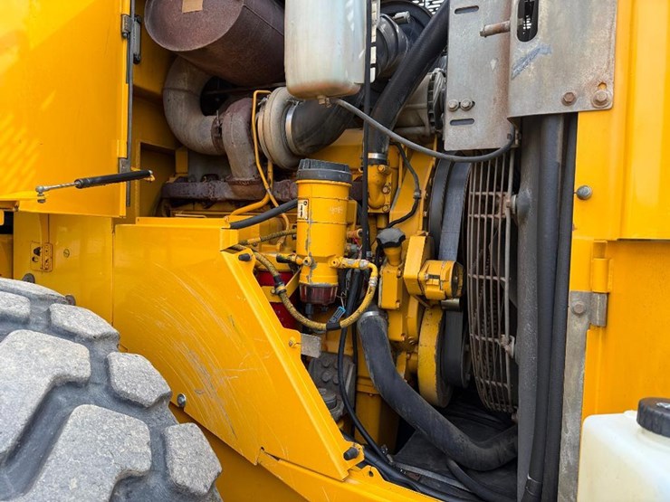 2005-deere-744j-image-37