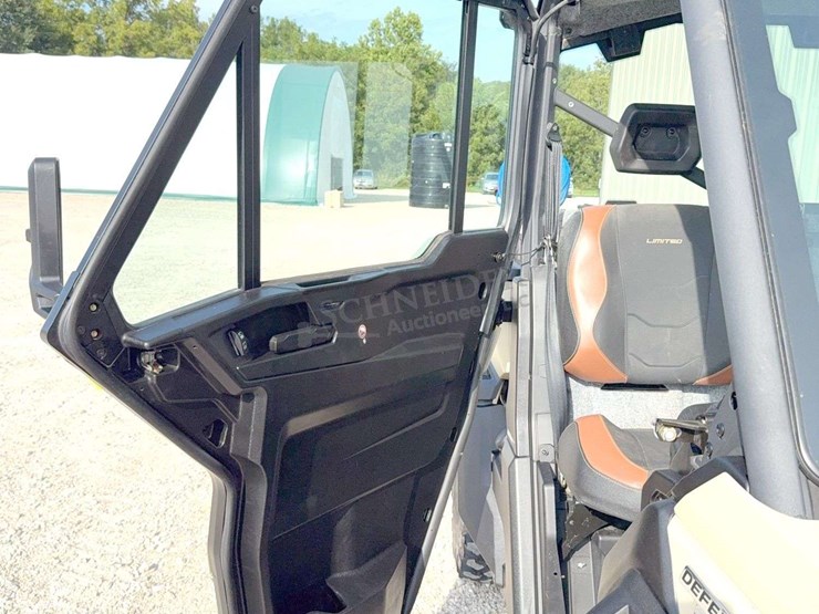 2023-can-am-hd10-defender-limited-4x4-utv-image-31