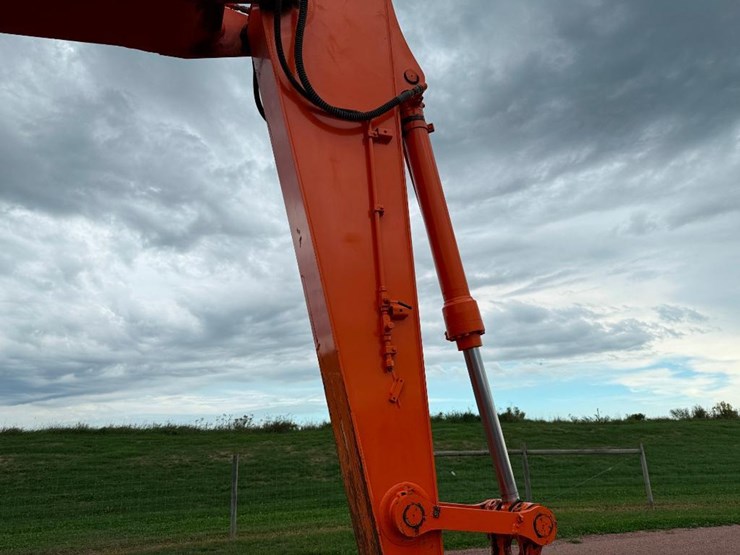 hitachi-zx225us-lc-image-31