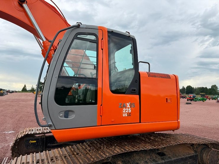 hitachi-zx225us-lc-image-25