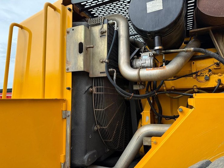 2005-deere-744j-image-36