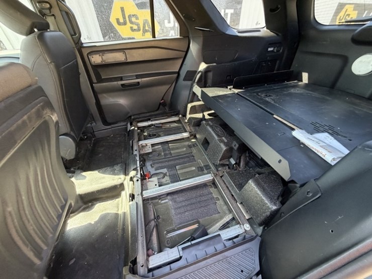 2021-ford-explorer-image-16