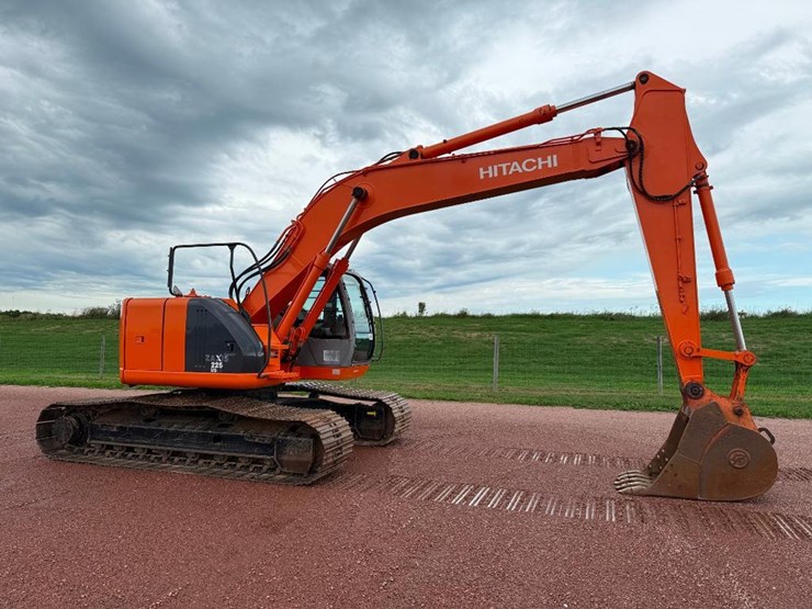 hitachi-zx225us-lc-image-2