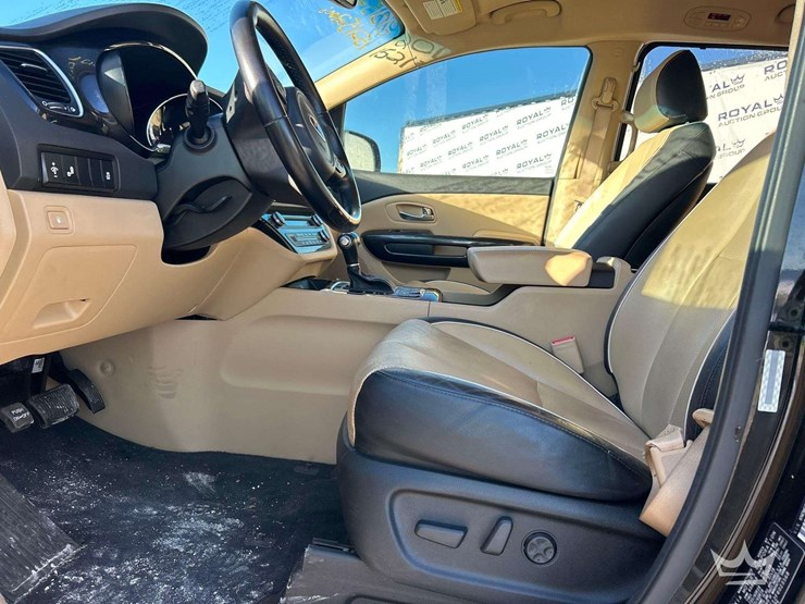 2015-kia-sedona-image-12