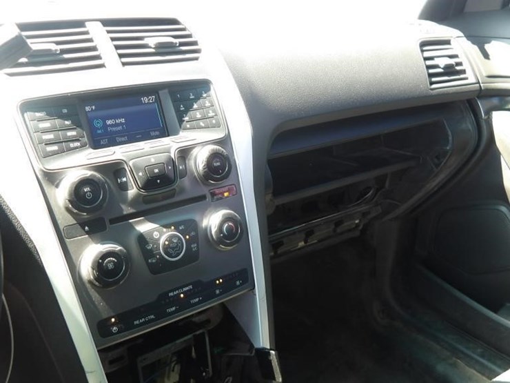 2015-ford-explorer-image-22