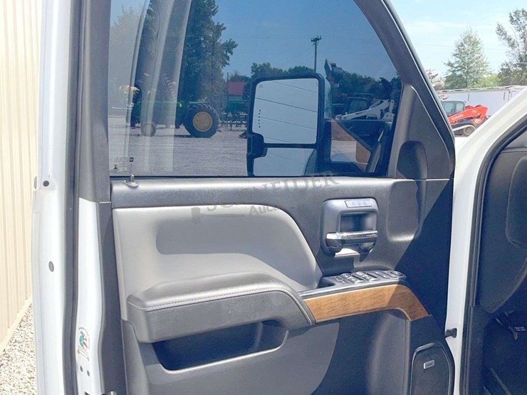 2015-chevrolet-2500hd-image-35