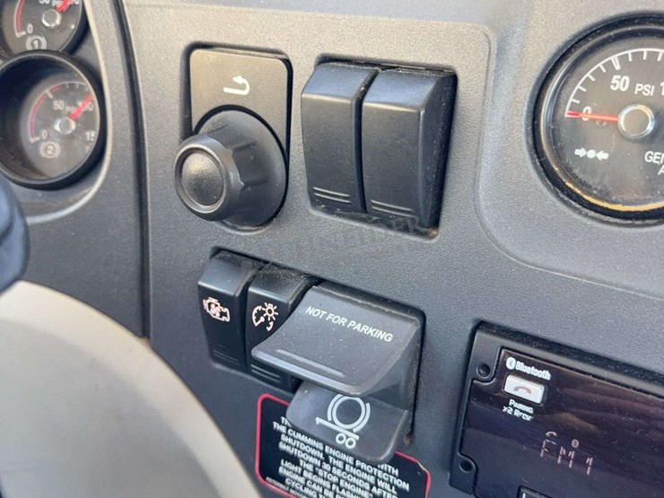 2020-peterbilt-579-image-82