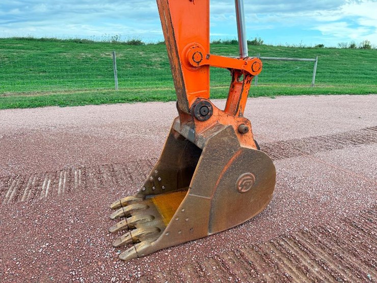 hitachi-zx225us-lc-image-32