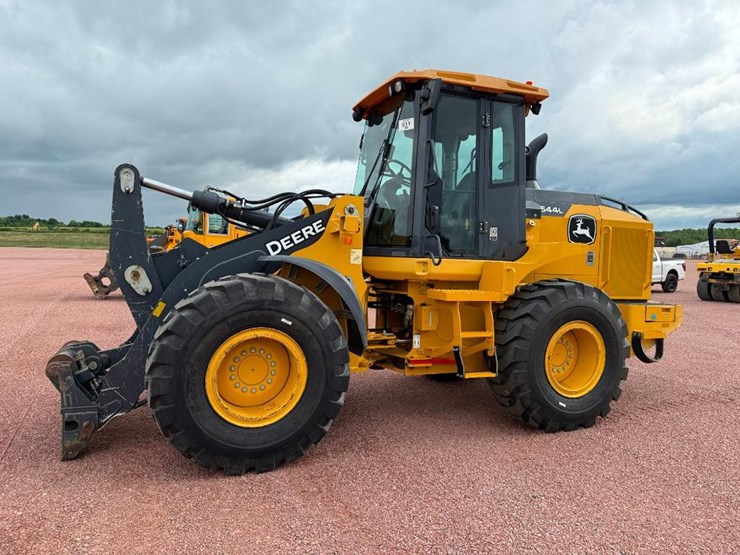 2019-deere-544l-image-1