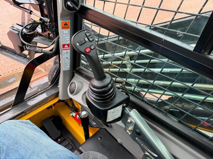 new-holland-c362-image-34