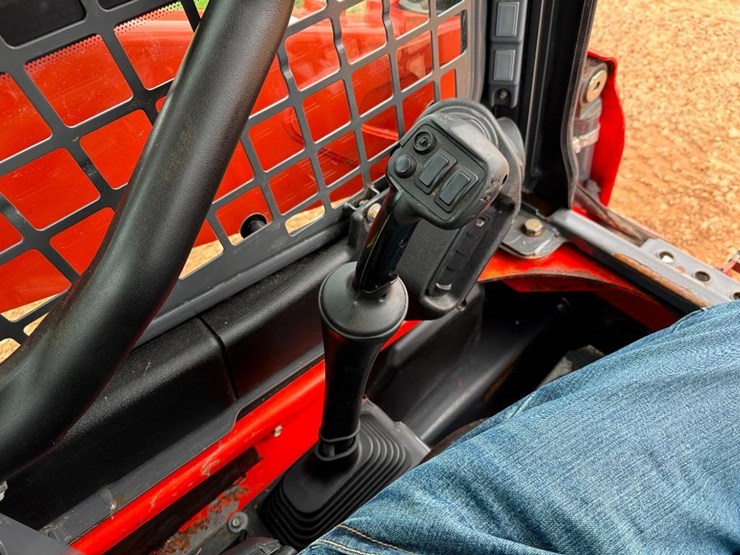 2023-kubota-ssv65-image-28