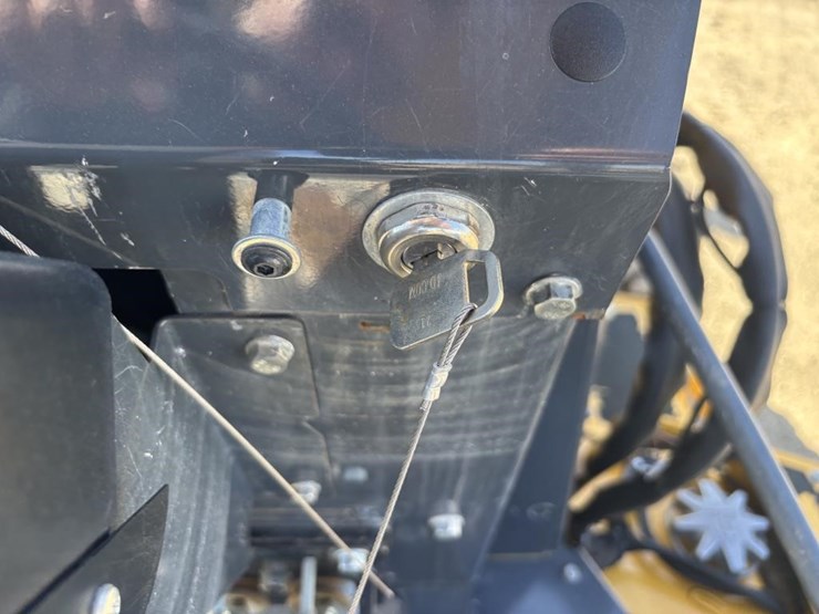 2021-deere-210l-image-38