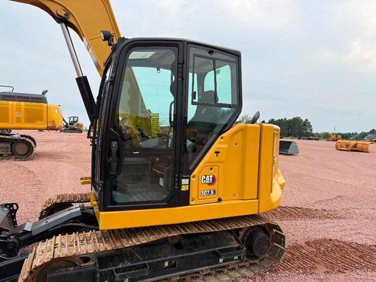 caterpillar-307.5-image-22