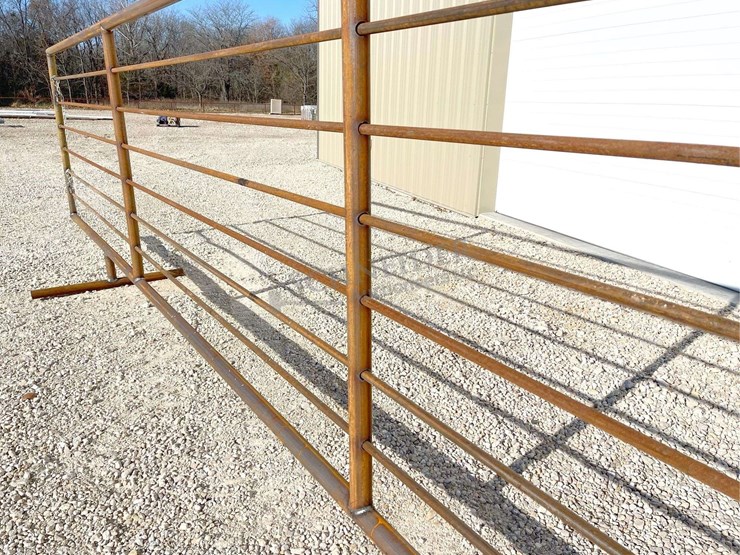unused-24'-freestanding-corral-panel-w/-8'-gate-on-1-end-image-7