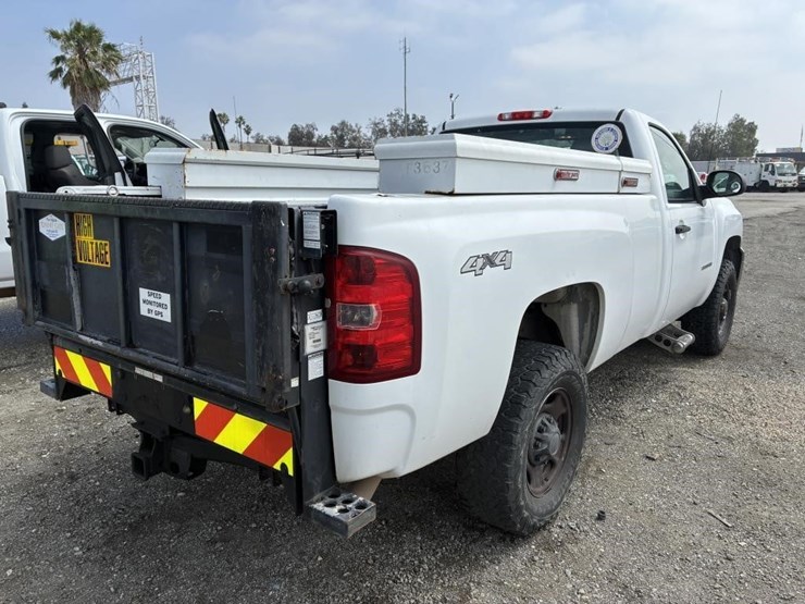 2011-chevrolet-2500-image-3