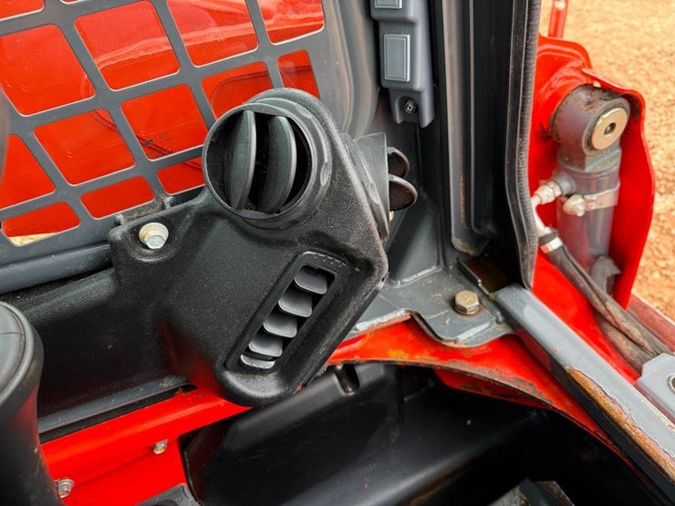 2023-kubota-ssv65-image-30