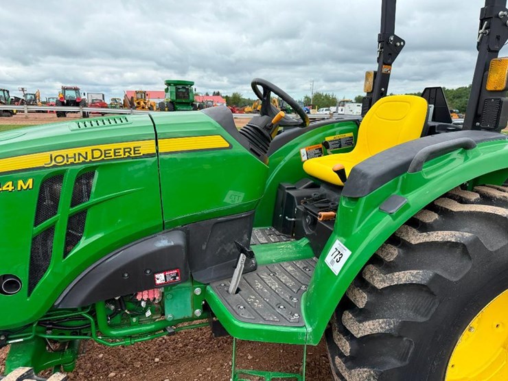 john-deere-4044m-image-13