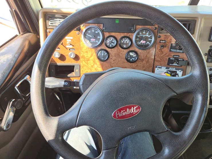 2006-peterbilt-335-image-51
