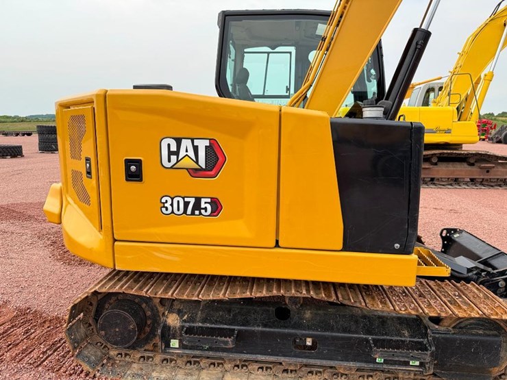 caterpillar-307.5-image-18