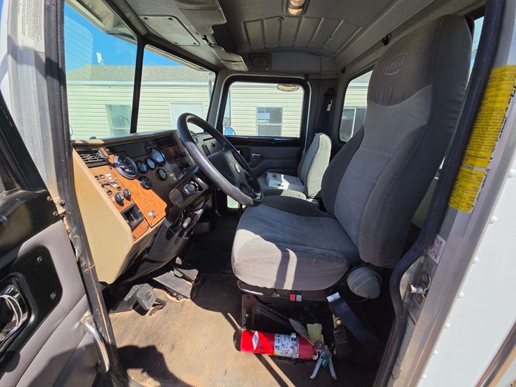 2006-peterbilt-335-image-48