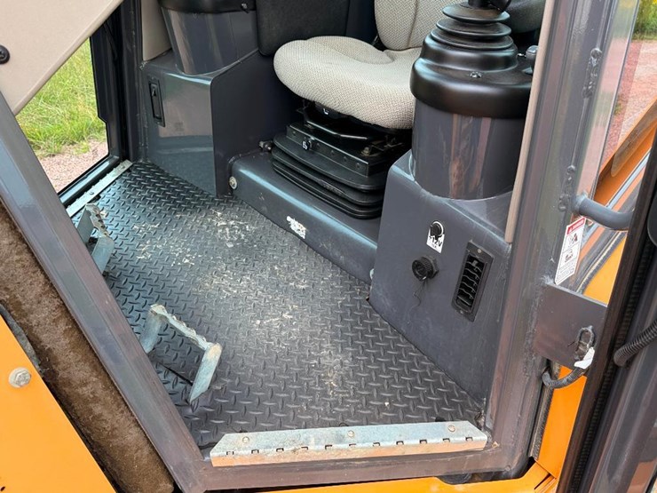 2014-case-2050m-xlt-image-64