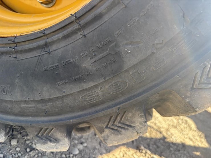 2021-deere-210l-image-28