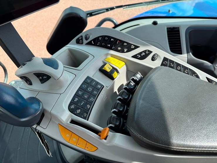 new-holland-t8.320-image-68