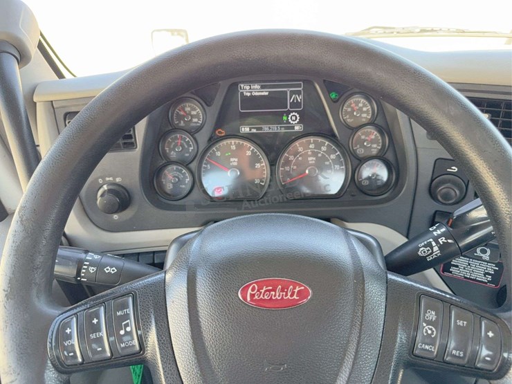 2020-peterbilt-579-image-76