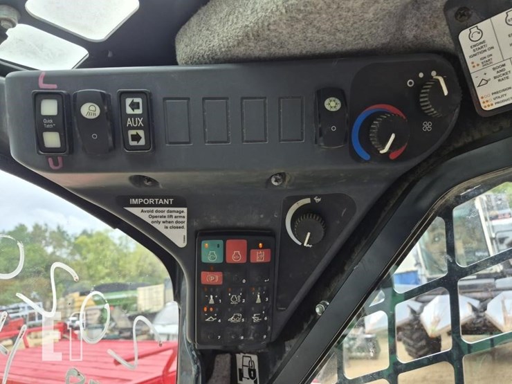 2020-deere-330g-image-11