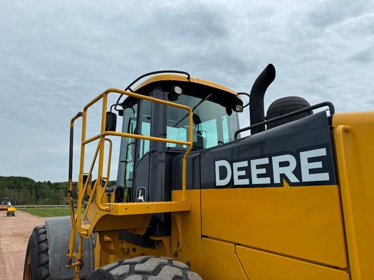2005-deere-744j-image-17