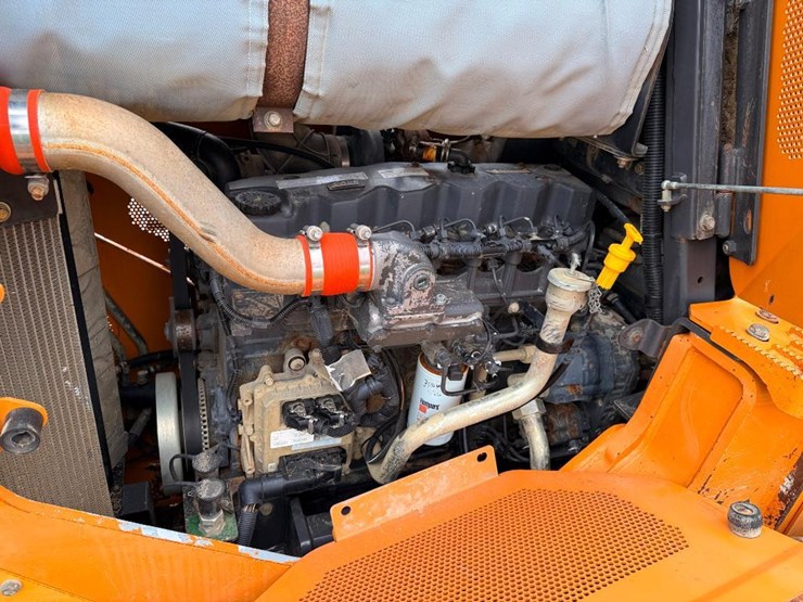 2014-case-2050m-xlt-image-57