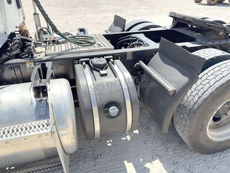 2018-peterbilt-579-image-40