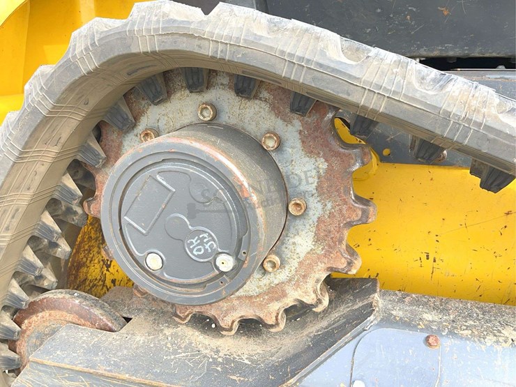 2021-new-holland-c327-image-16