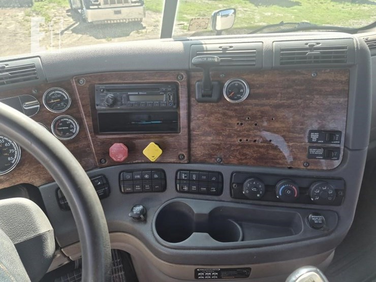 2013-freightliner-cascadia-125-image-14